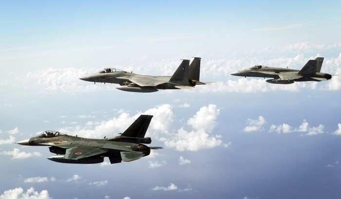 F/A-18 Hornet của Úc bay sau đội hình F-15EJ và F-2 của Không quân Nhật